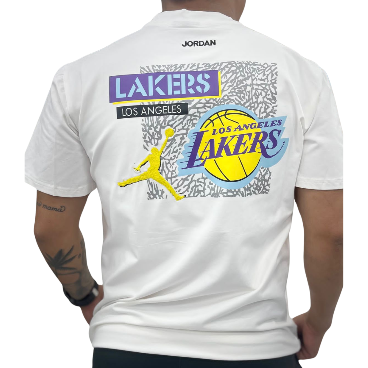 Comprar Camiseta Jordan Los Angeles Lakers en Onlineshoppingcenterg. ¿Buscas comprar camiseta Jordan Los Angeles Lakers? En Onlineshoppingcenterg ofrecemos la mejor selección de camisetas y poleras de Jordan inspiradas en el icónico equipo de los Lakers. Una camiseta Jordan es ideal para los fanáticos de Michael Jordan y de la NBA que buscan combinar estilo, comodidad y apoyo a su equipo favorito.  ¿Por Qué Comprar una Camiseta Jordan Los Angeles Lakers? La camiseta Jordan Los Angeles Lakers no es solo una prenda; es una declaración de estilo que rinde homenaje a una de las leyendas del baloncesto, Michael Jordan, y a los históricos Lakers. Estas camisetas están diseñadas para ofrecer la mejor calidad, y su diseño las hace perfectas tanto para practicar deportes como para usarlas en tu día a día.  Ventajas de Comprar Camisetas Jordan Estilo Atemporal: Las camisetas Jordan hombre tienen un estilo que nunca pasa de moda y que puedes combinar fácilmente con cualquier outfit. Material de Calidad: La camiseta Jordan negra y la camiseta blanca Jordan están hechas con materiales que garantizan comodidad y durabilidad. Variedad de Diseños: Desde la camiseta Jordan Flight hasta la camiseta Jordan Los Angeles Lakers, hay opciones para todos los gustos. Tipos de Camisetas Jordan Disponibles en Onlineshoppingcenterg Camiseta Jordan Negra y Blanca La camiseta Jordan negra es perfecta si buscas una prenda versátil que combine con todo. También puedes optar por la camiseta blanca Jordan para un look más fresco y casual.